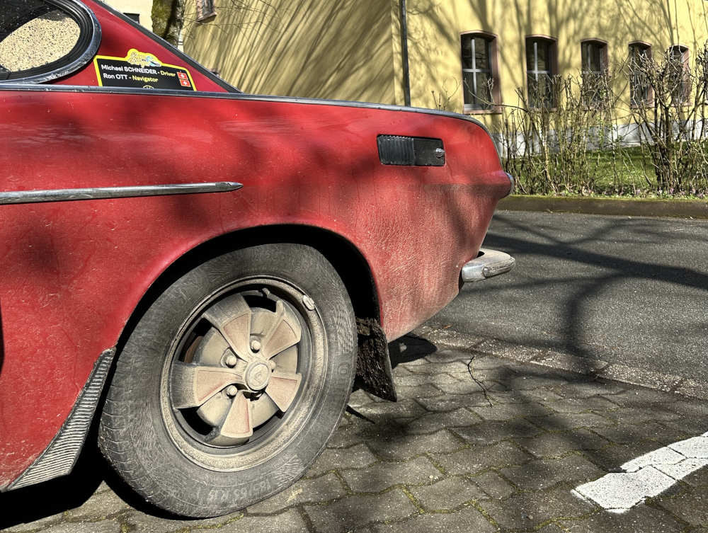 Red Volvo 1800E with start number 95